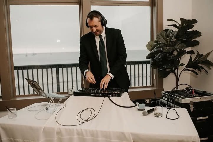 Maikol DJing a wedding